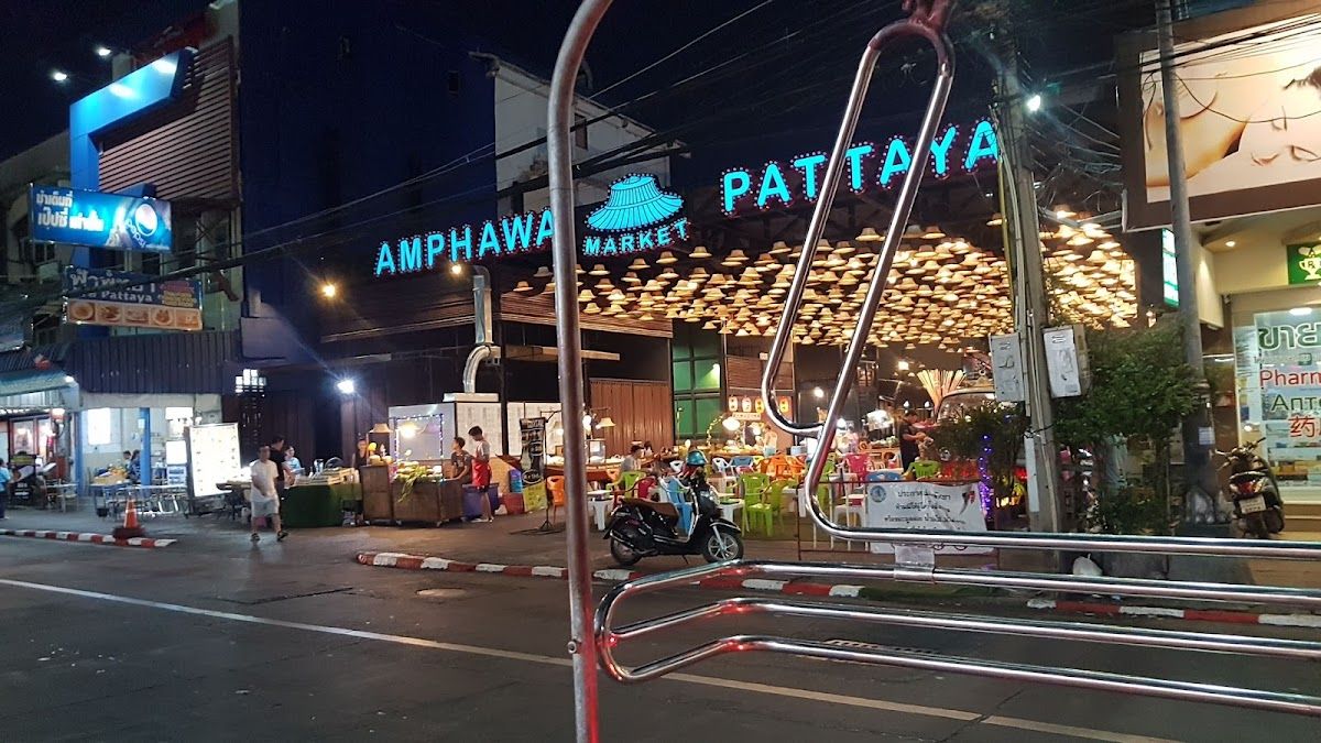 Pattaya night market with colourful stalls, lanterns and crowds shopping at dusk