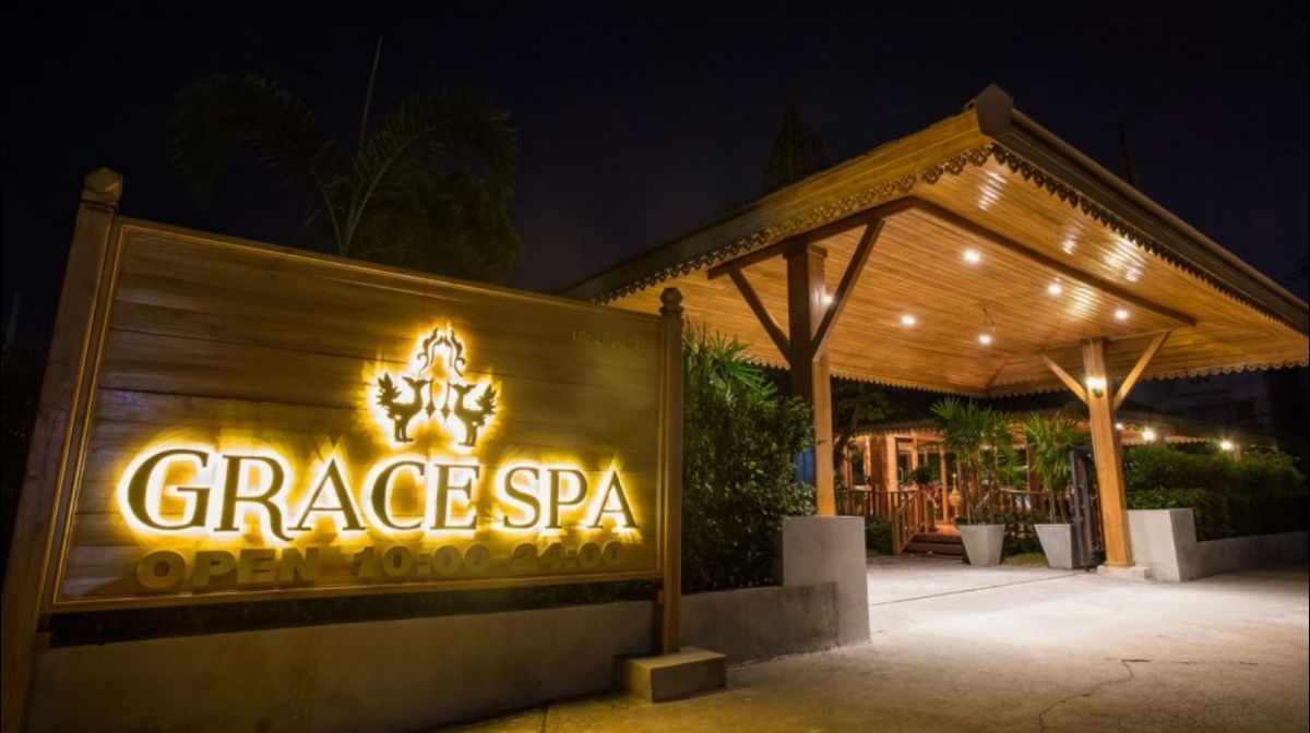 Na Spa Pattaya treatment area with clean modern décor, fresh towels and fragrant orchids on the table